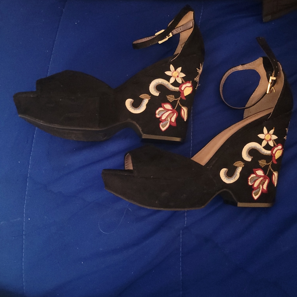Floral Embroidered Black Wedge Sandals